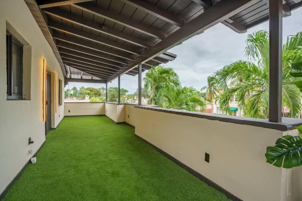 New! Miami & Calle Ocho Simpson'S Funhouse! Exterior photo